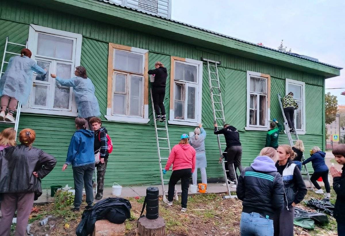 Участники фестиваля приводят в порядок деревянный жилой дом на улице Профсоюзов в Пестове.