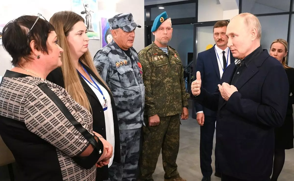 Владимир Путин пообщался с сотрудниками центра, участниками специальной военной операции и членами их семей.