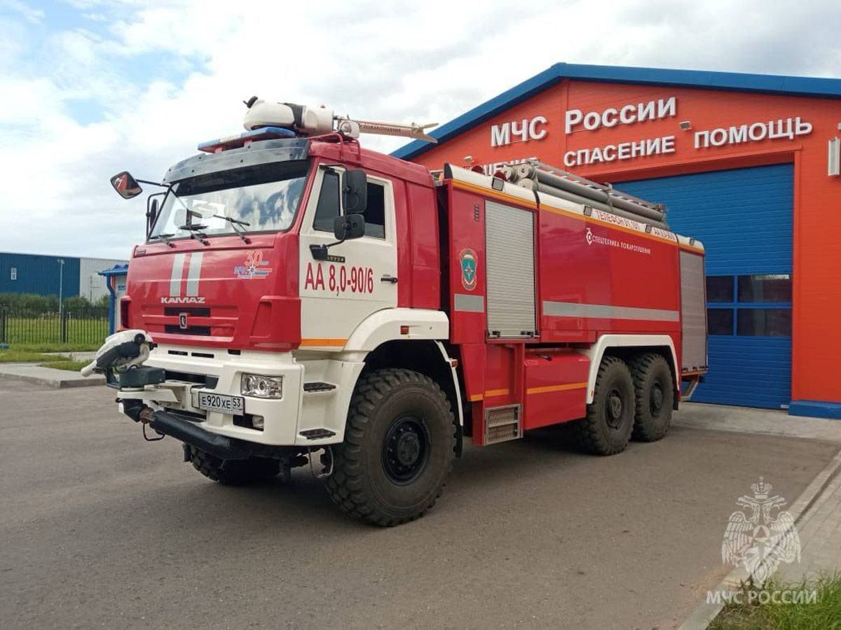 Автомобили поступили из МЧС России для пополнения и обновления автопарка новгородских спасателей.