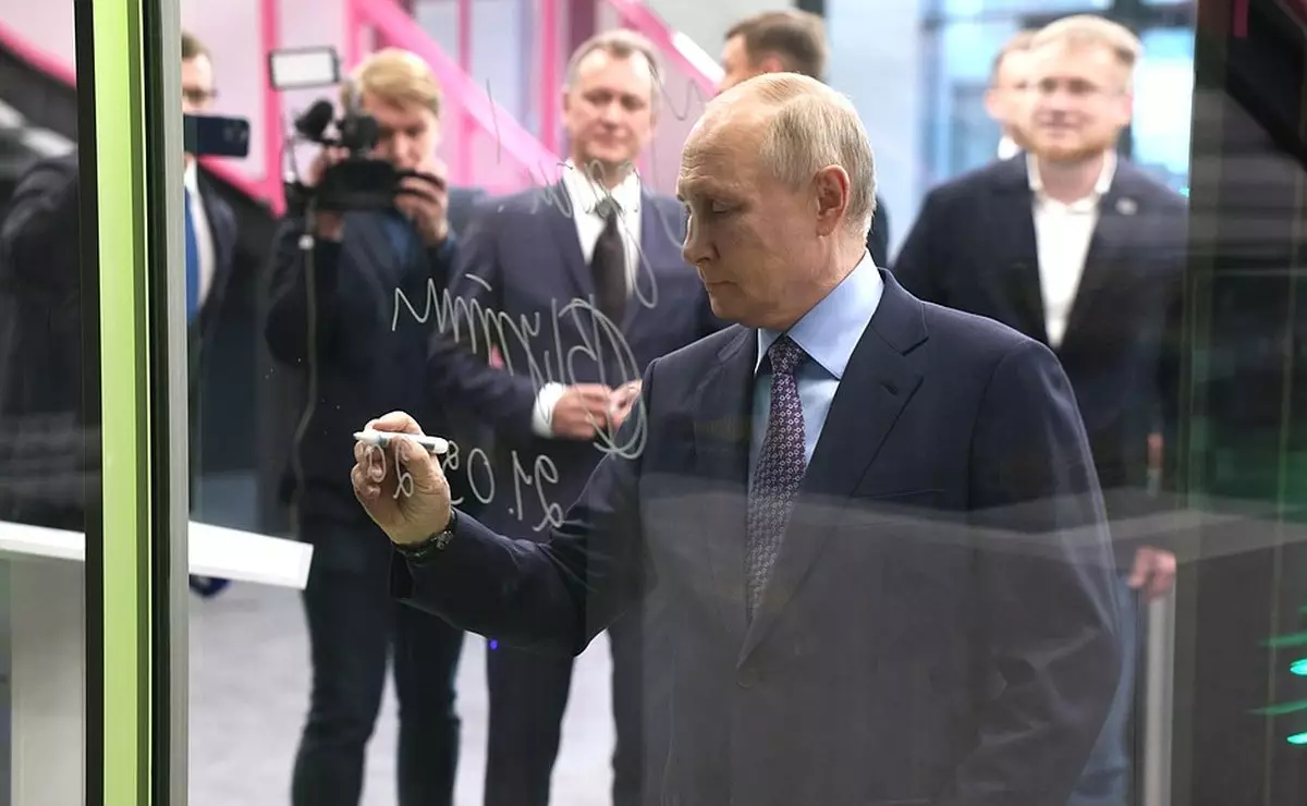 Во время поездки в Великий Новгород Владимир Путин посетил инновационный научно-технологический центр «Интеллектуальная электроника – Валдай».