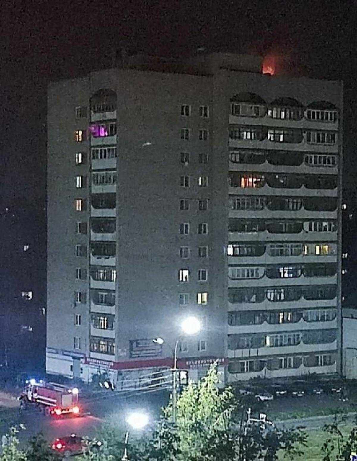 В 12-этажке на проспекте Мира в Великом Новгороде горела крыша