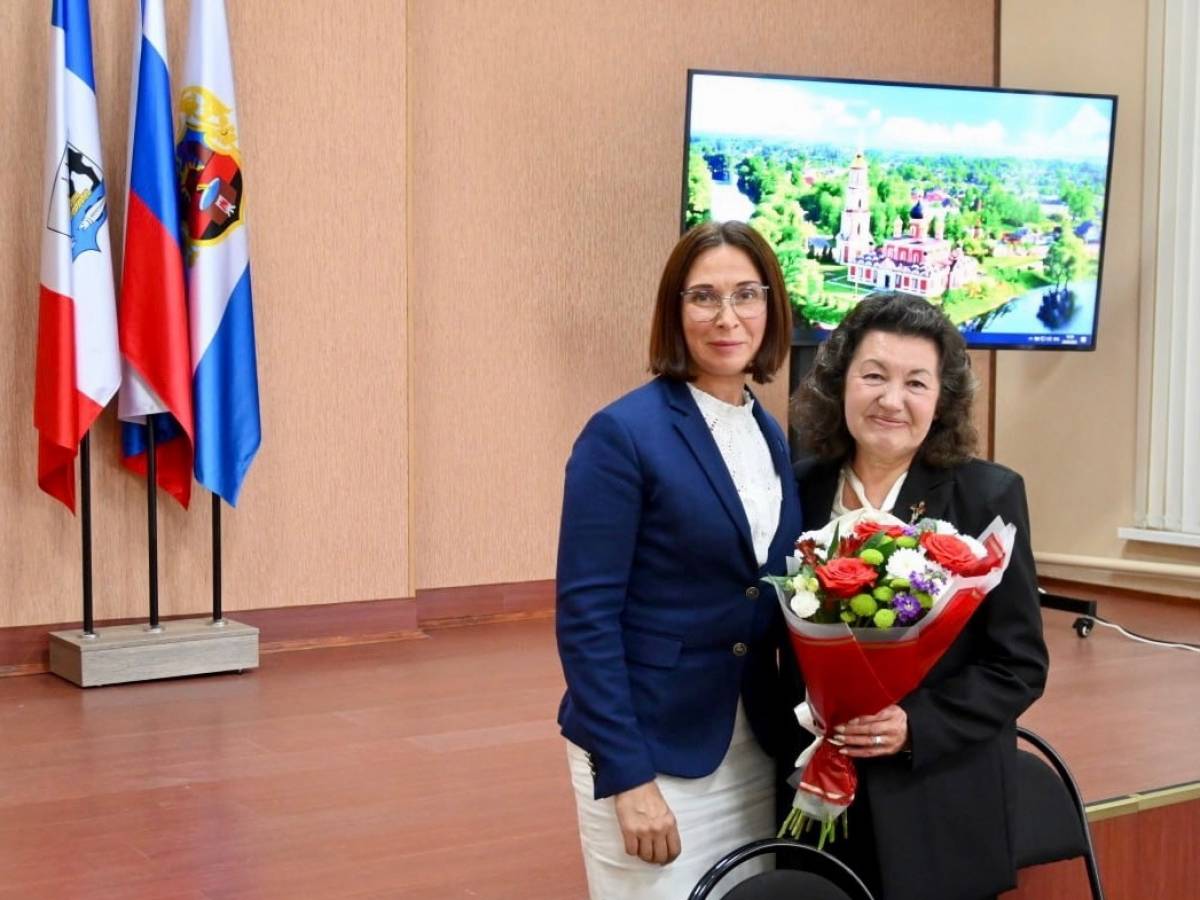 Елена Комарова пожелала Нине Бояковой продуктивной работы в новой команде депутатов.