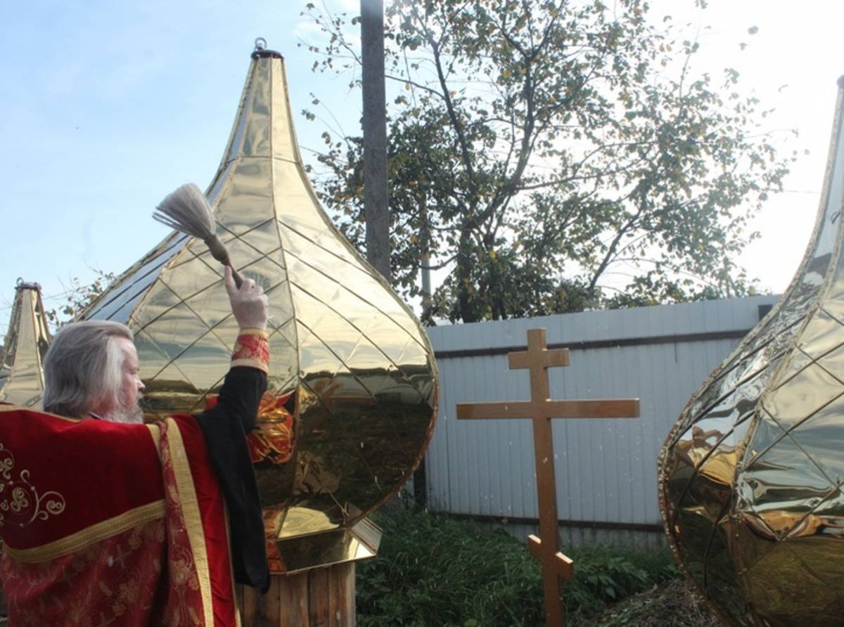 В новгородской деревне Нильско освятили кресты строящегося храма в честь преподобного Нила Столобенского