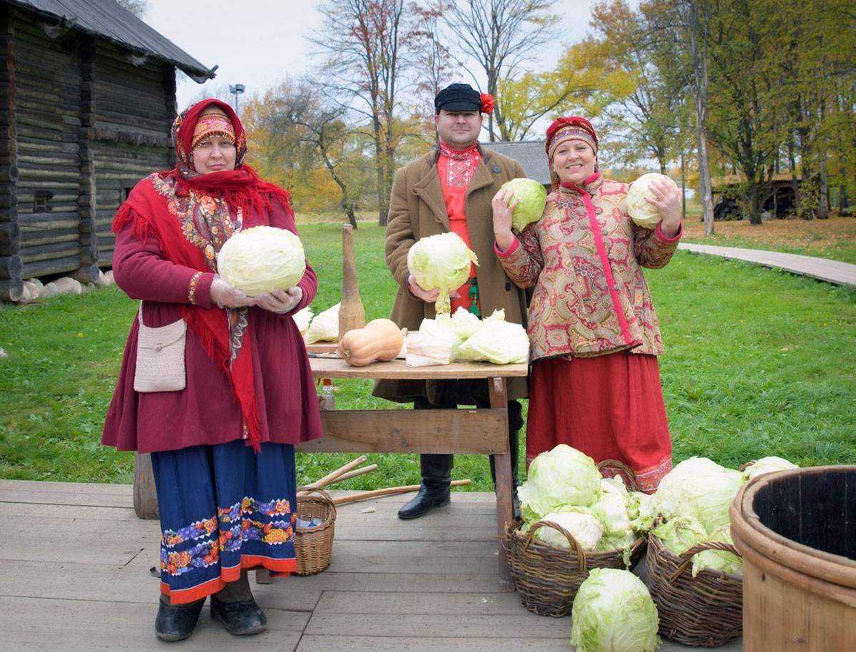 Во второй половине ХIХ века – первой половине ХХ века по всей России распространён был обычай собирать и рубить капусту для квашения сообща – «помочью»