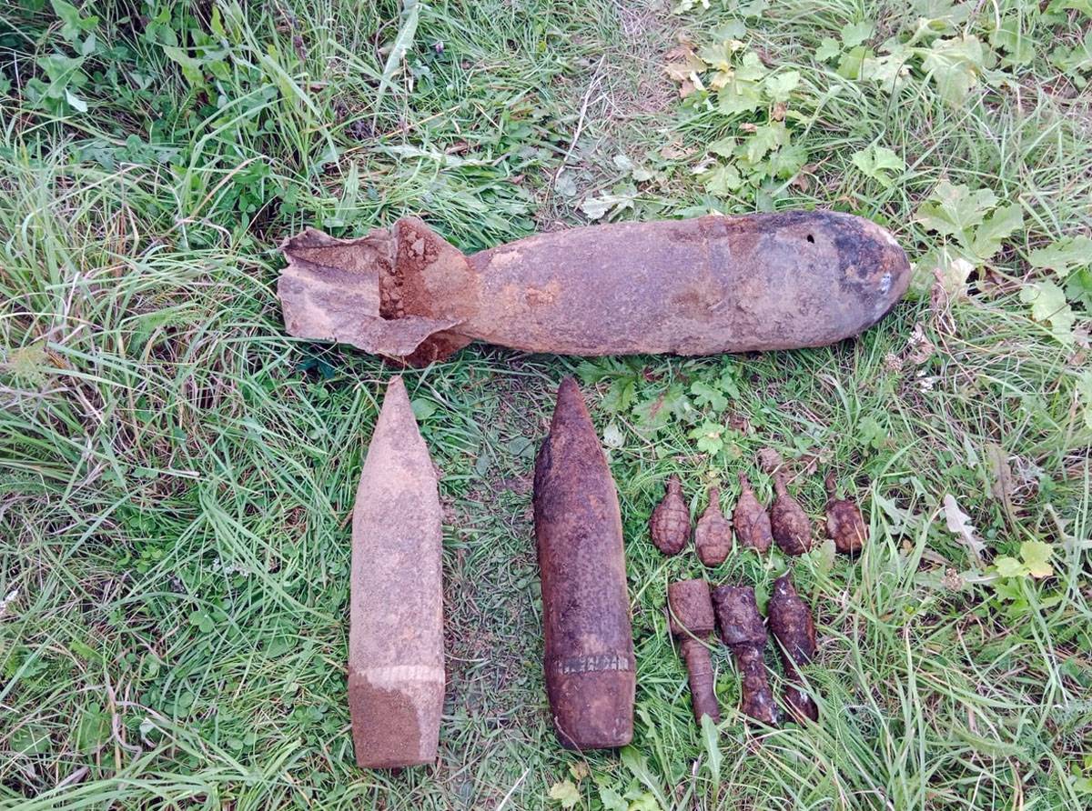 Часто встречаются миномётные мины и артиллерийские снаряды различных калибров.
