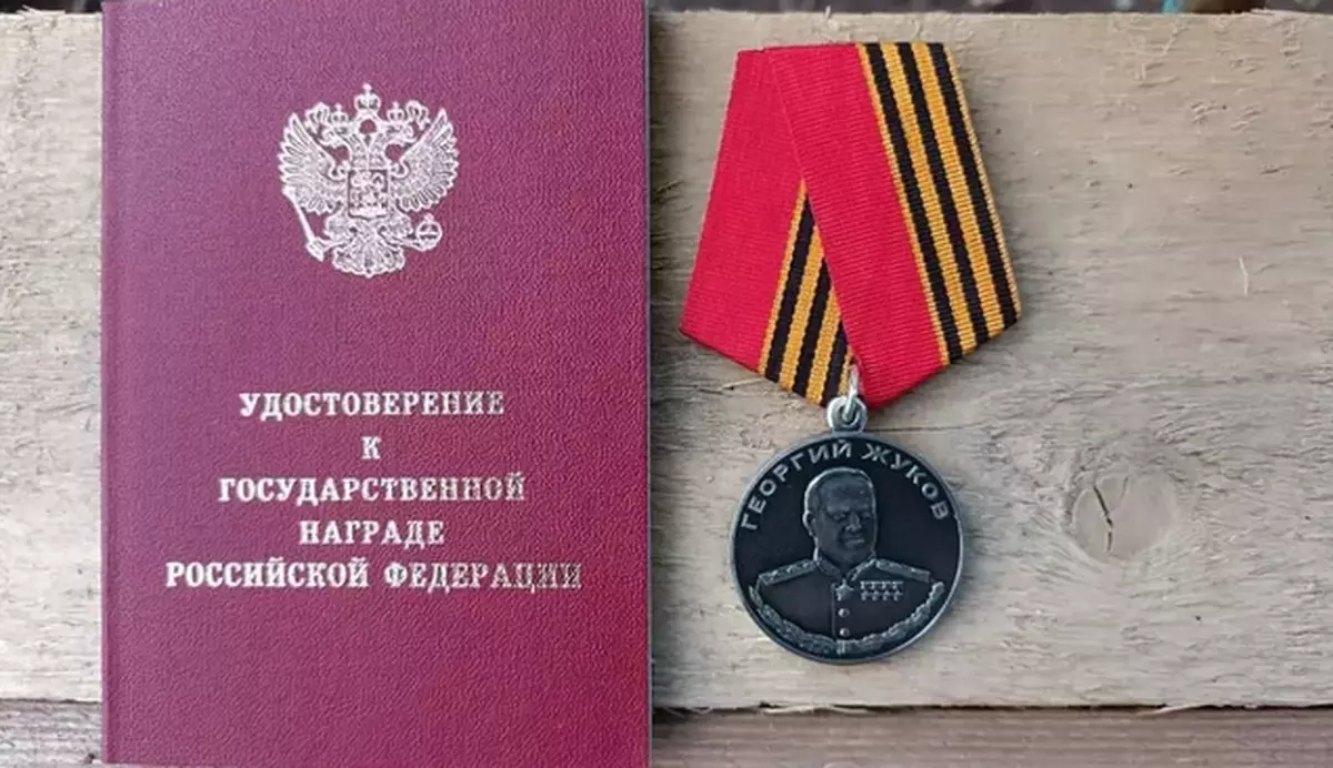 За время службы в зоне боевых действий пестовчанин был также награждён медалью Суворова и медалью «За боевые отличия».