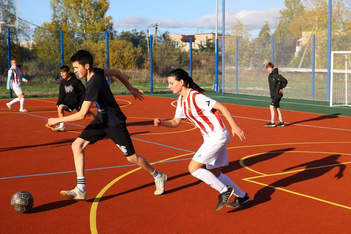 На спортплощадке можно играть в футбол, баскетбол и волейбол.
