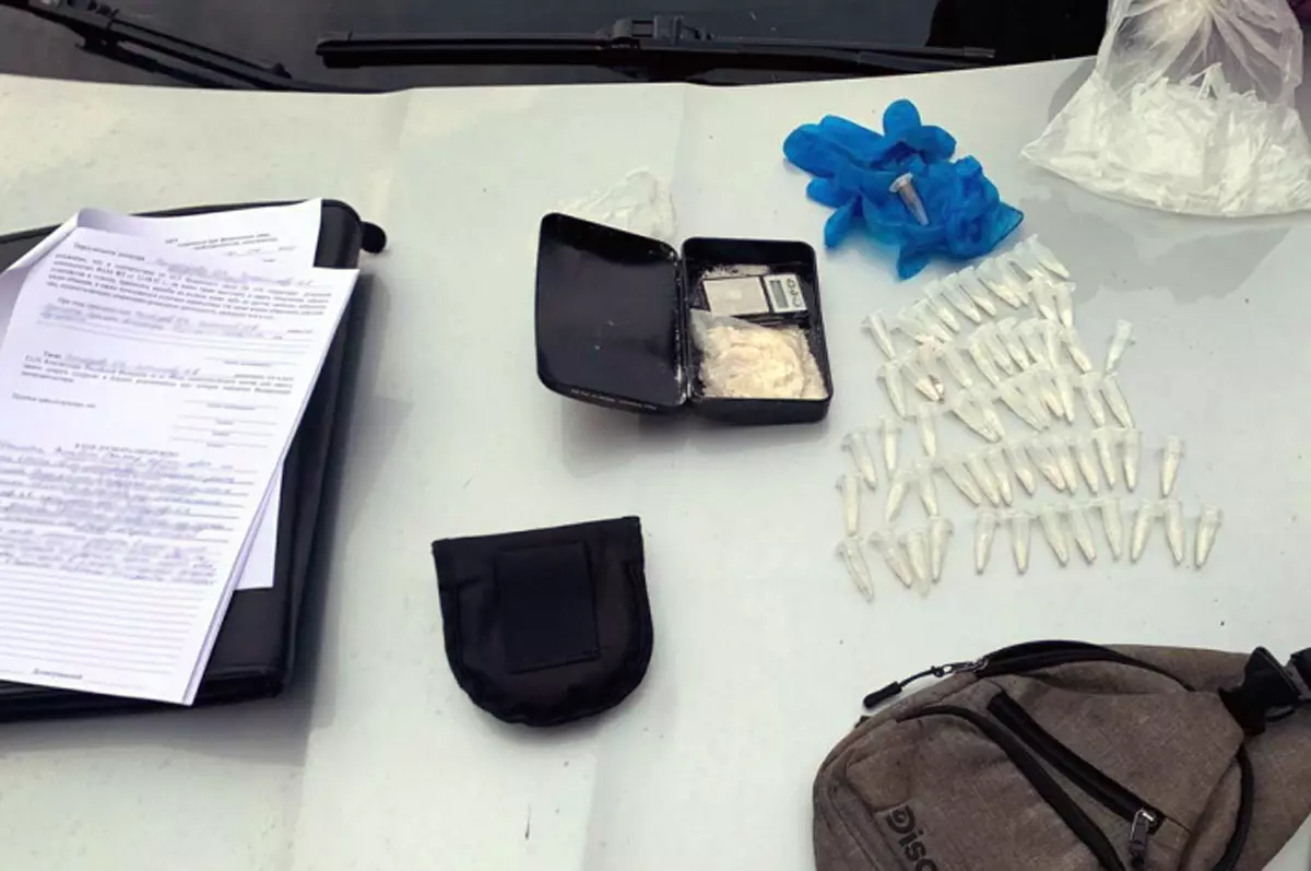 Ещё около 30 «закладок» с наркотиками новгородские оперативники изъяли из тайников, которые наркокурьеры оборудовали в лесополосе Новгородского района