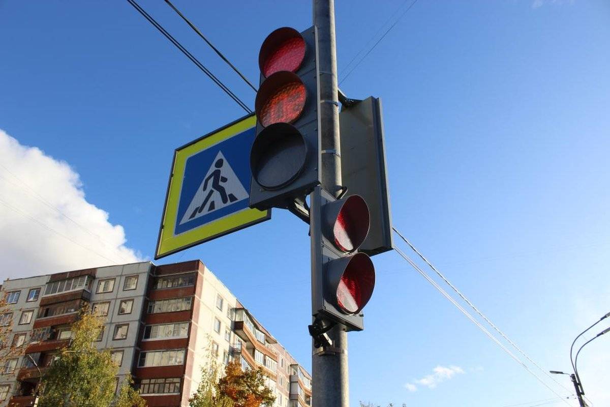 Светофор на улице Кочетова стоимостью 1,9 млн рублей уже установили.