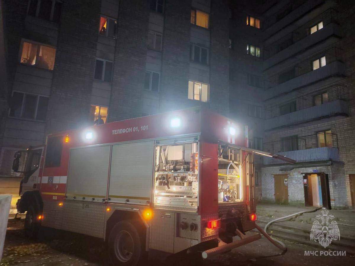 Ночью 21 октября в многоэтажном доме на улице Саши Устинова в Великом Новгороде загорелась кухня.