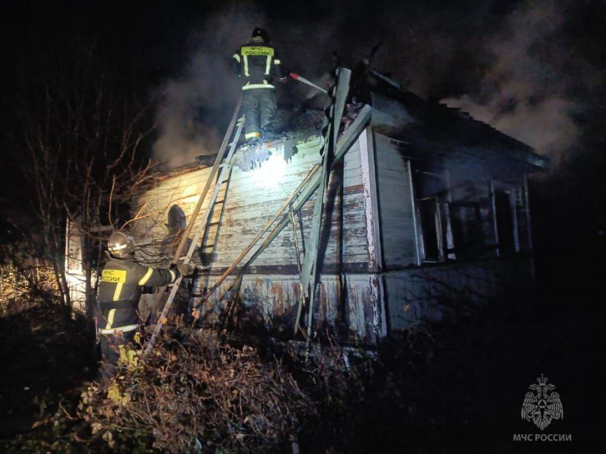 Пожарным удалось отстоять три соседних дома.