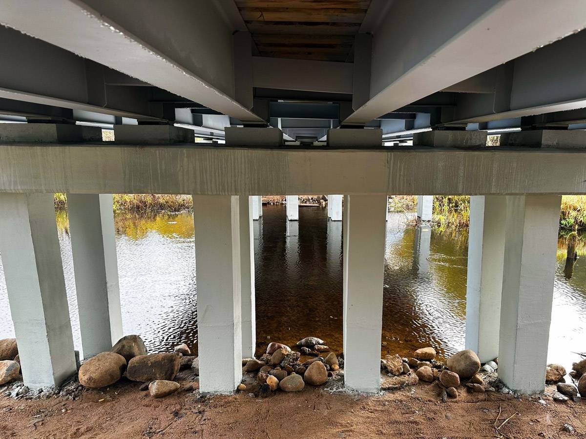 Мост через реку Уверь на автомобильной дороге Перелучи – Малые Семерицы в Боровичском районе отремонтируют до конца октября 2025 года.