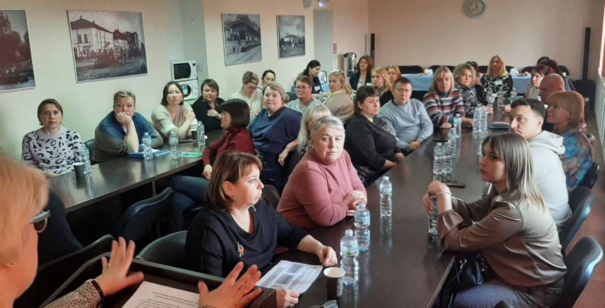 Специалисты центров соцобслуживания Тюменской и Пензенской областей познакомились с работой семейного МФЦ в Великом Новгороде.