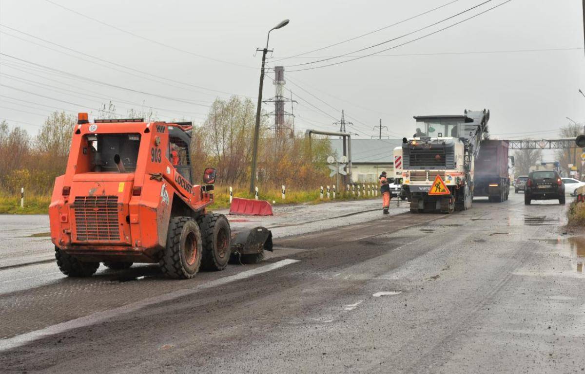 До 30 декабря на Сырковском шоссе заменят дорожное покрытие, нанесут разметку и обновят дорожные знаки.