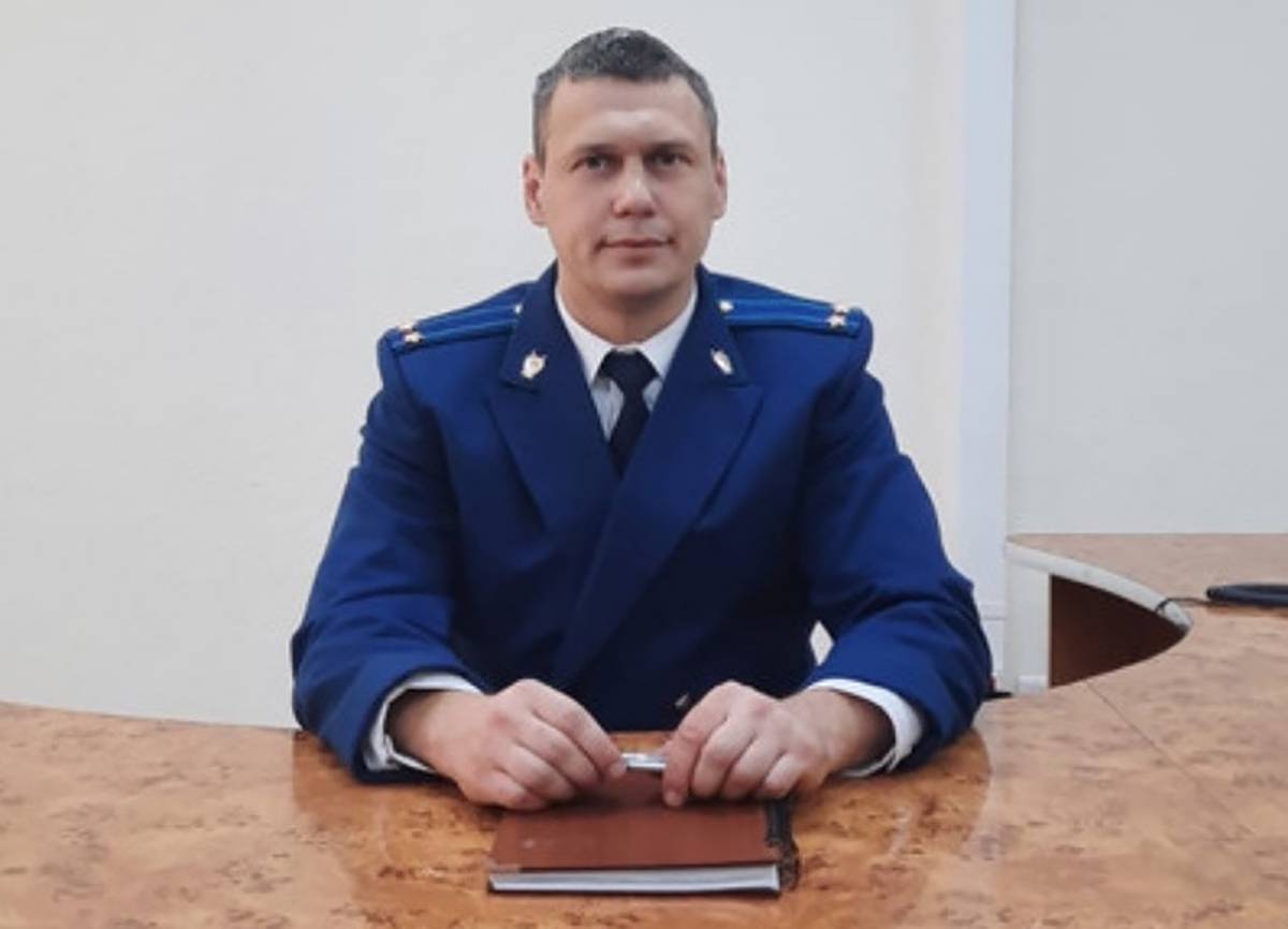 В 2022 году работал старшим помощником прокурора Маловишерского района.