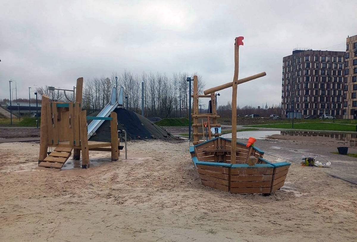 Глава Великого Новгорода отметил, что все конструкции в парке установлены, а с подрядчиком будет проведена соответствующая работа