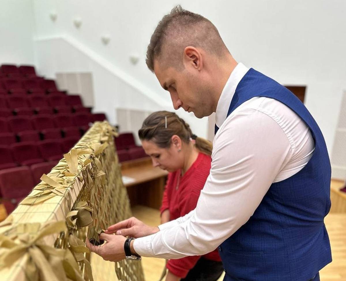 По всей России добровольцы занимаются плетением маскировочных сетей.