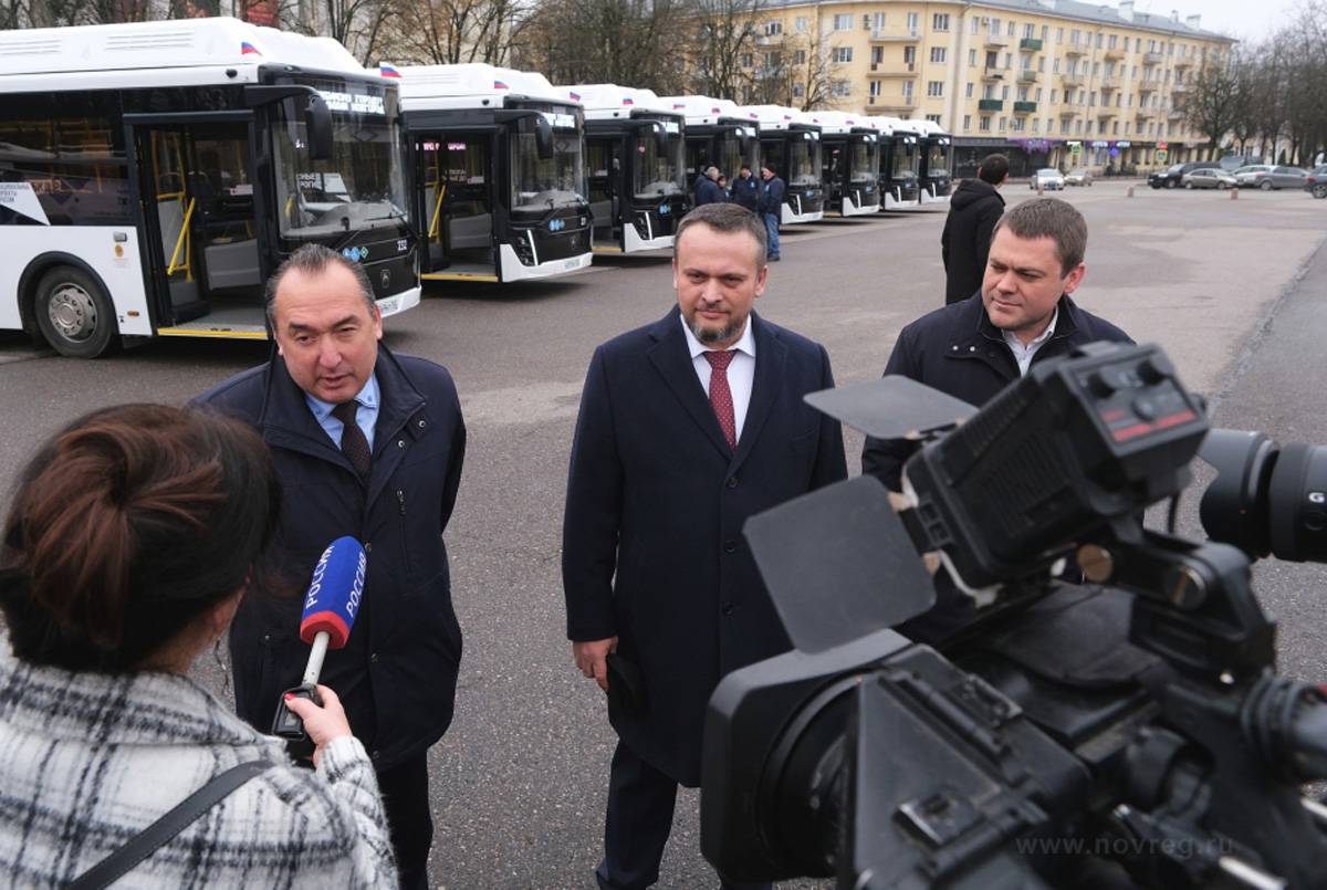 Новые автобусы осмотрел губернатор Новгородской области Андрей Никитин.