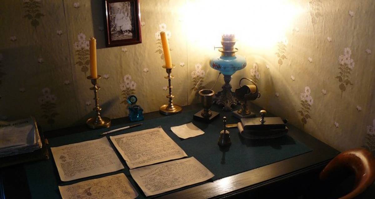В Доме-музее Достоевского в этот день состоится театрализованная программа «Чаепитие у Достоевских»