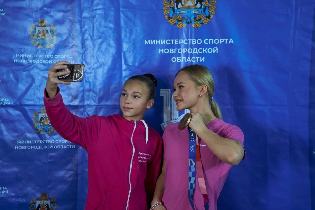 Гимнастка провела фотосессию с участниками и гостями соревнований.