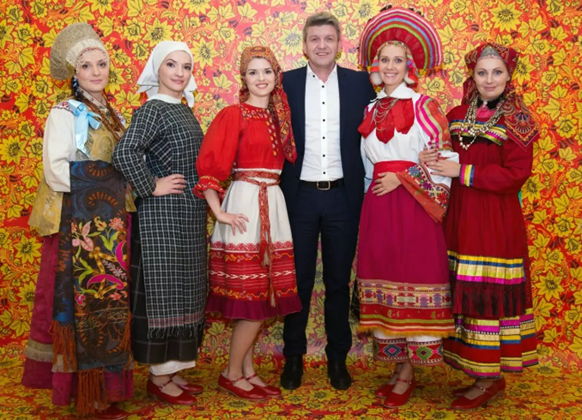 В программу гала-концерта фестиваля войдёт показ костюмов народов России собирателя народного костюма Сергея Глебушкина.