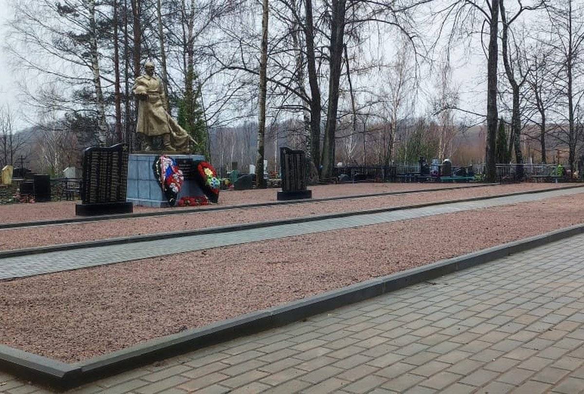 На захоронении покоятся останки бойцов Красной Армии, умерших от ран в боровичских госпиталях.