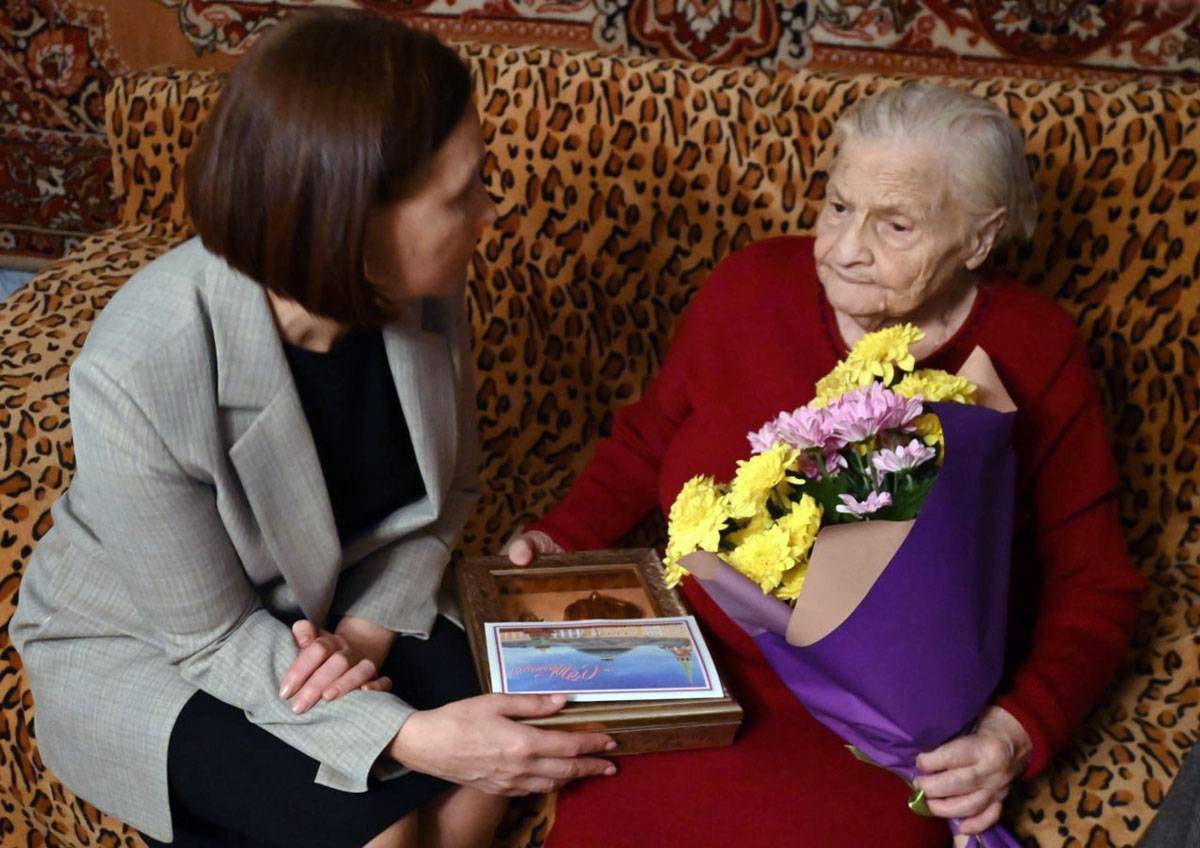 Елена Комарова вручила Марии Васильевне поздравительную телеграмму от президента Владимира Путина.
