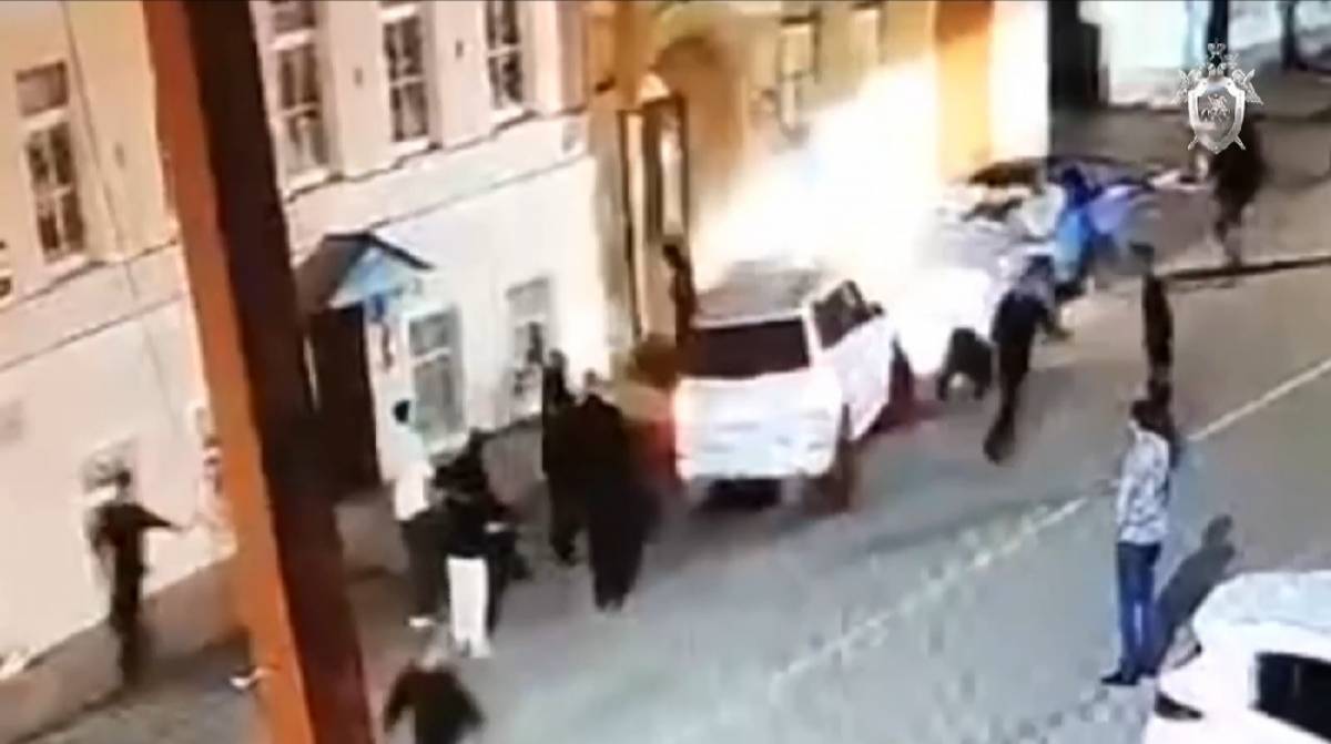 Происшествие случилось ночью около кафе в Боровичах.