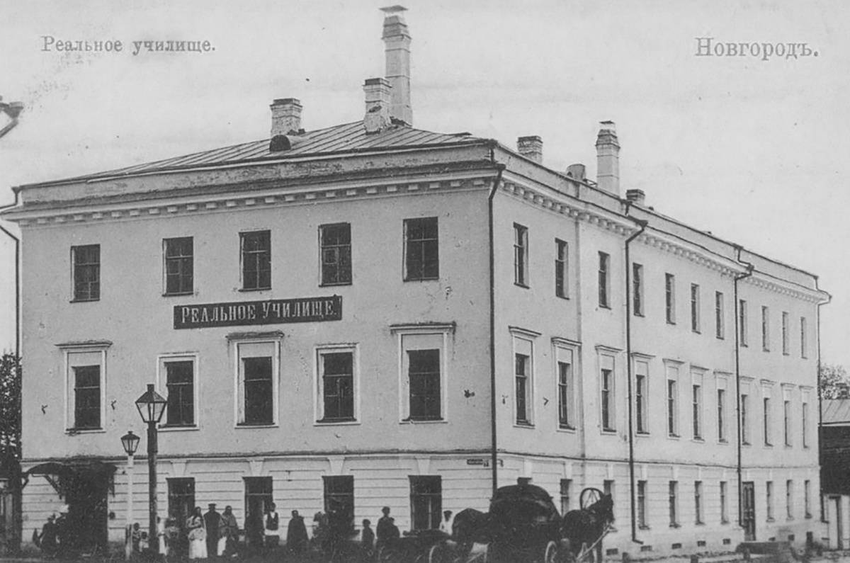 Реальное училище было открыто в 1875 году.