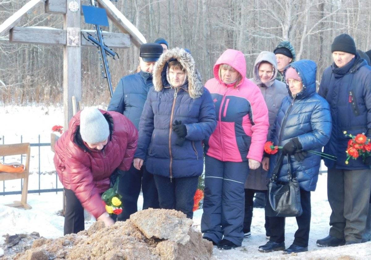 В память об трагической гибели жителей деревень Починок и Бычково прозвучали 10 ударов колокола.