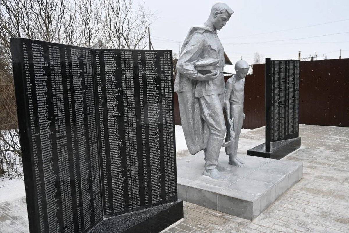 На мемориальные плиты нанесли имена красноармейцев, покоящихся на взвадском захоронении.