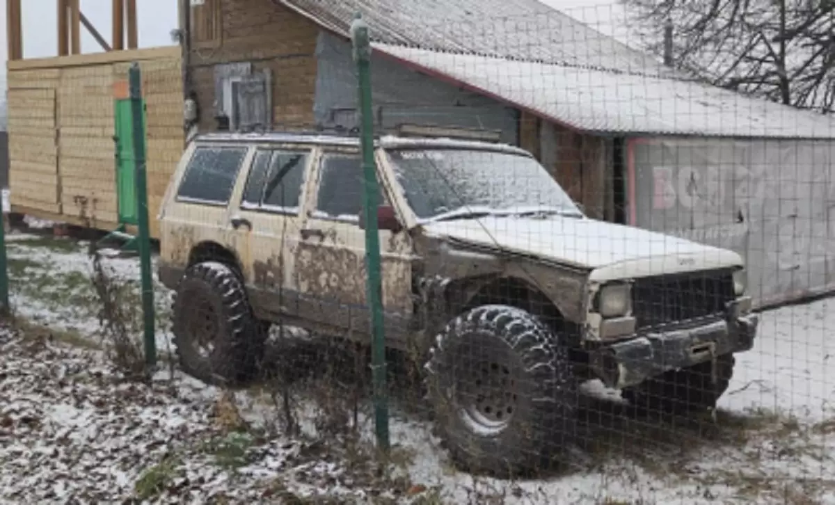 Заказав эвакуатор, 37-летний мужчина довез Jeep до своей дачи в городе Ростов Ярославской области.