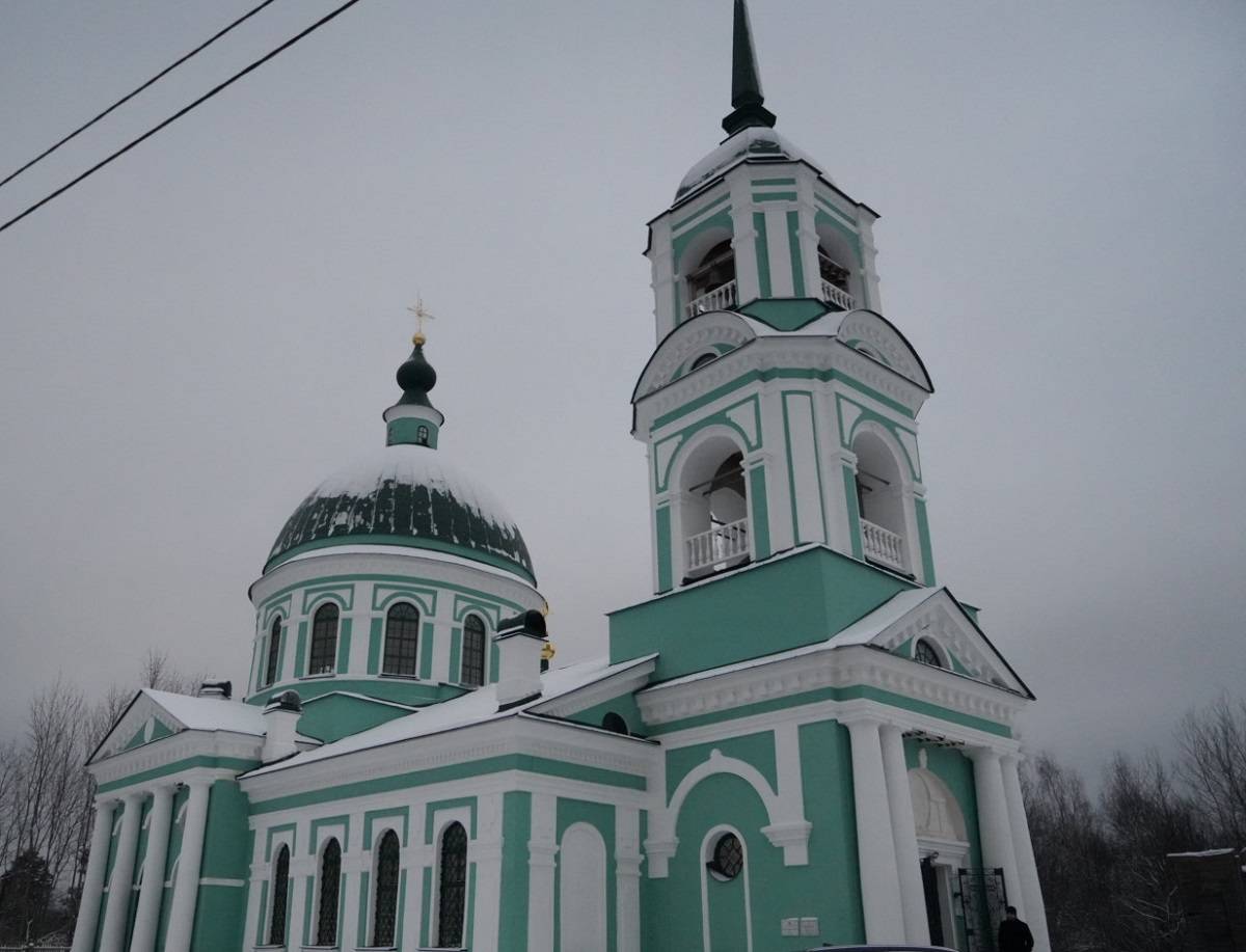 Храм в деревне Сопины Боровичского района был возведён по инициативе генералиссимуса Суворова. В 2022 году его отреставрировали.