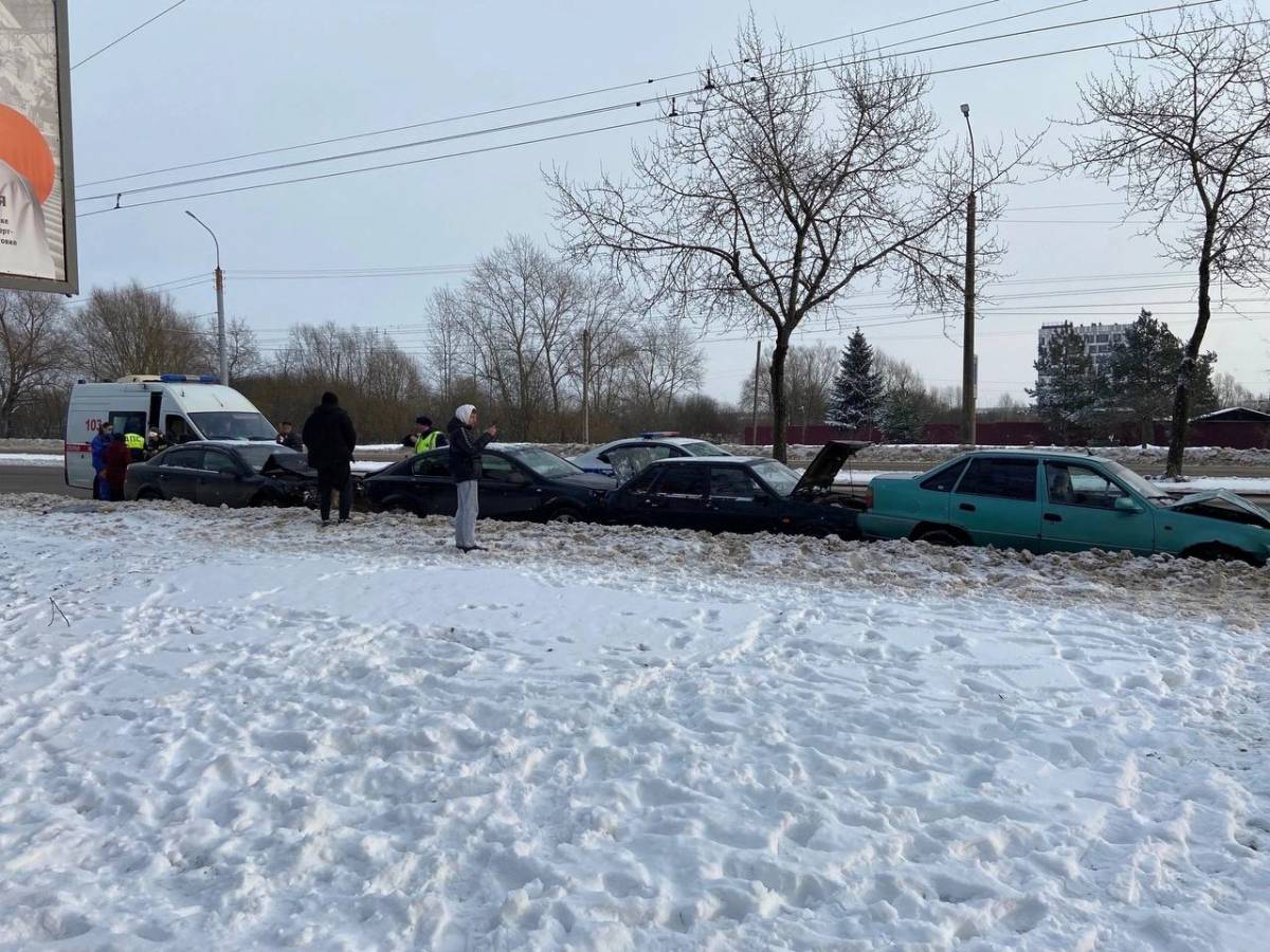 Легковушка спровоцировала аварию с участием шести автомобилей в Великом Новгороде