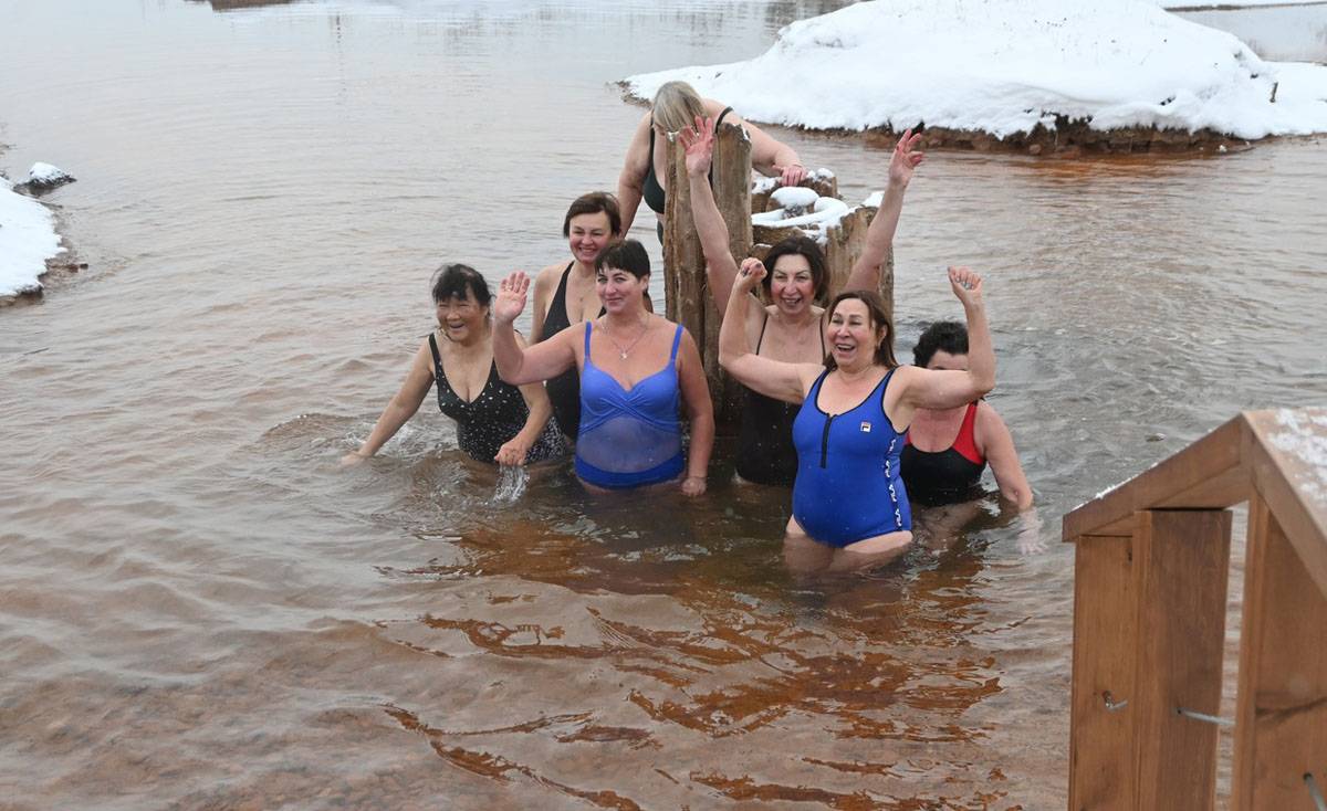 Самые закалённые жители Старорусского района отметили День моржа заплывом в солёный ручей.