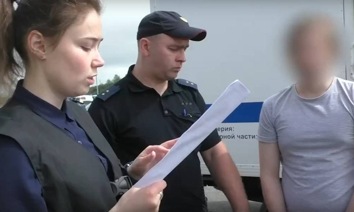 В Запорожье по улицам разгуливала полуголая девушка: опубликовано видео