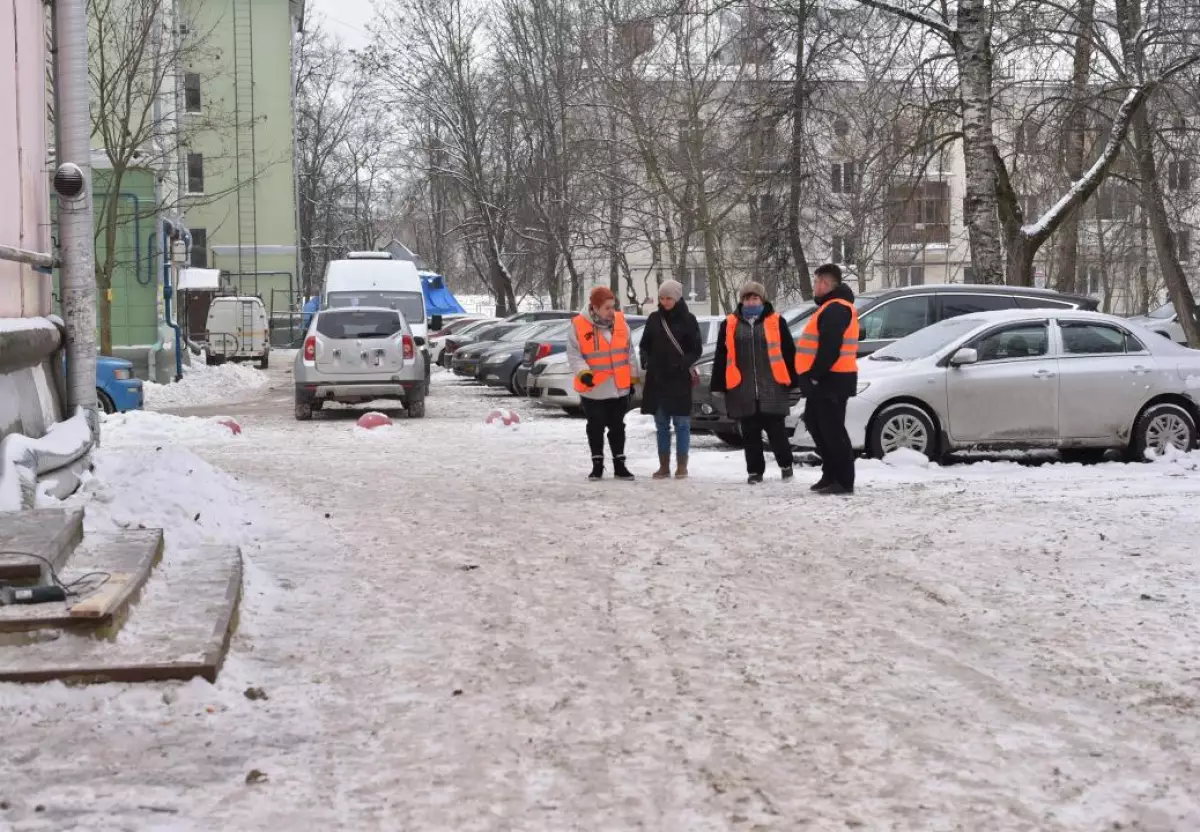 С начала снегопадов в Великом Новгороде специалисты направили пять предписаний в адрес управляющих компаний по качеству зимней уборки.
