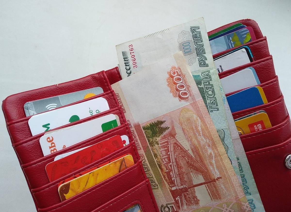 За кражу с чужих банковских карт суд оштрафовал новгородца на 20 тысяч рублей.
