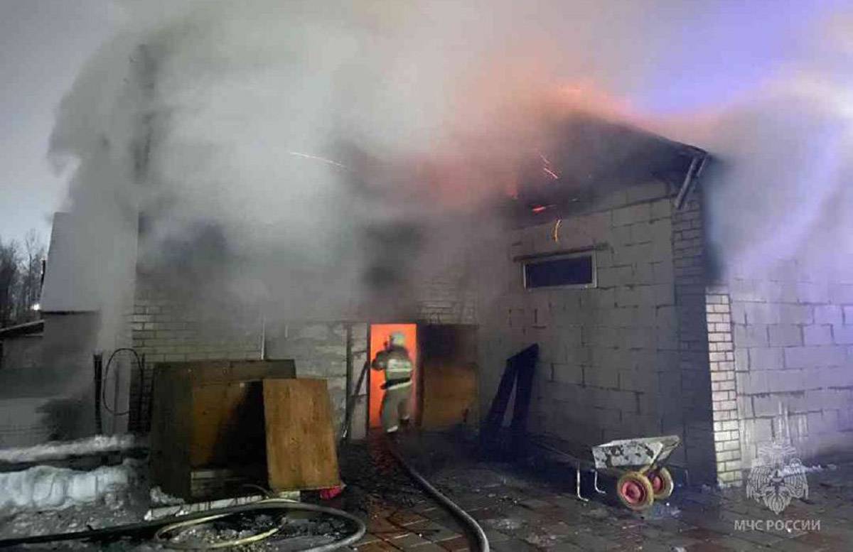 При попытке спасти имущество гаража пострадали два человека, с ожогами они обратились в лечебное учреждение города Валдай.