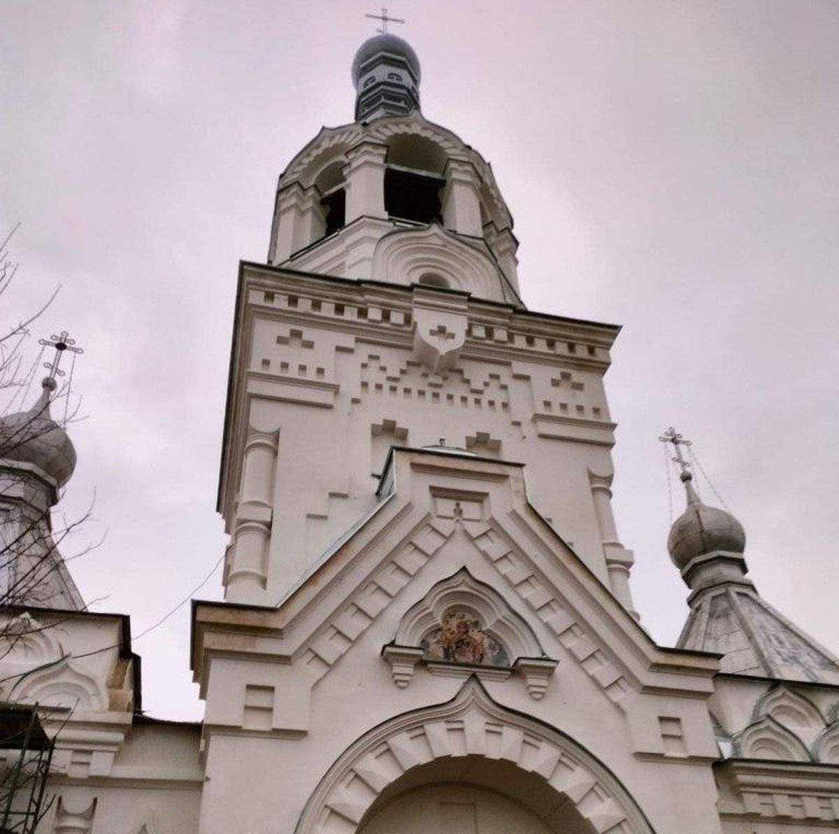 Колокольню Десятинного монастыря построили в неорусском стиле, таких в Великом Новгороде больше нет.