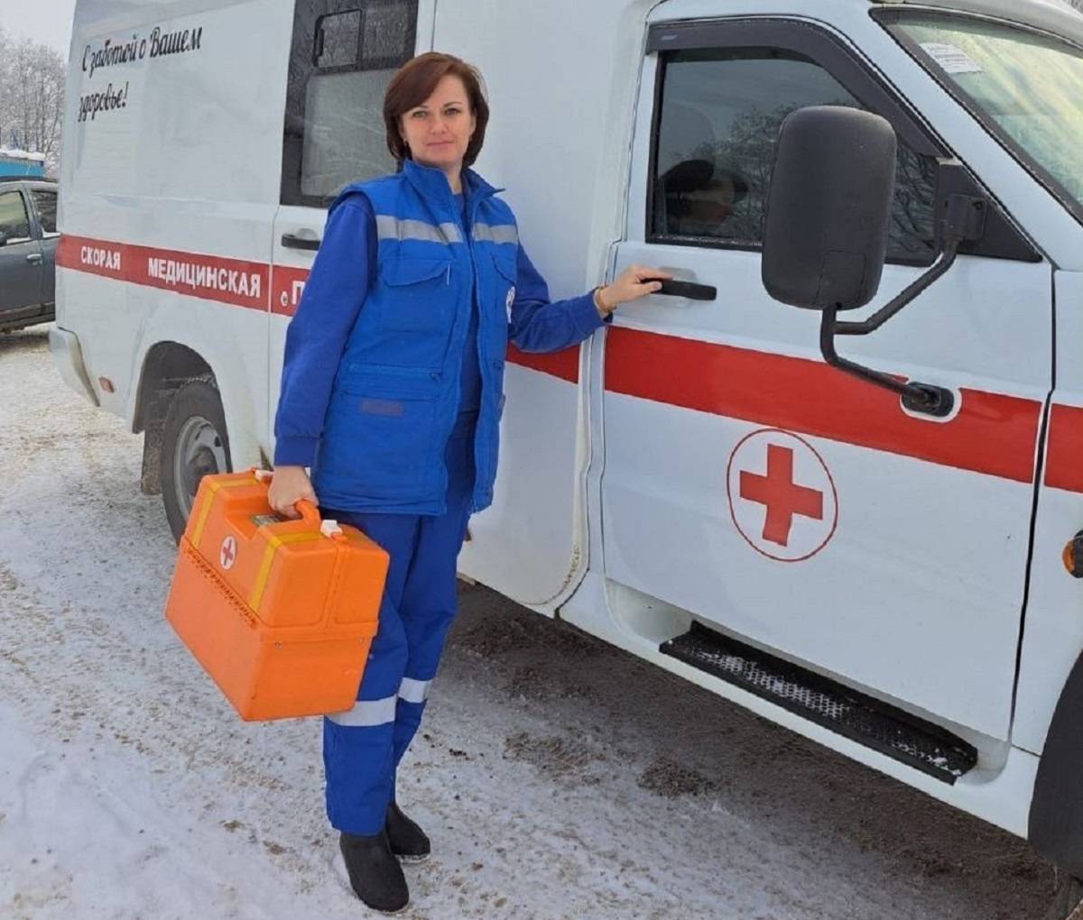 Фельдшер скорой помощи Евгения Бурова сумела добраться до пациентки по озеру и доставить её в больницу.