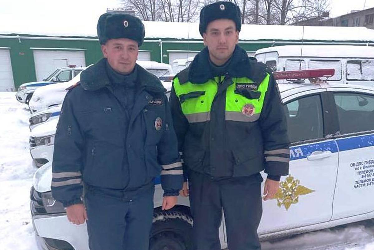 Виталий Смирнов и лейтенант полиции Станислав Сарап доставили чудовца в Новгородскую областную клиническую больницу.