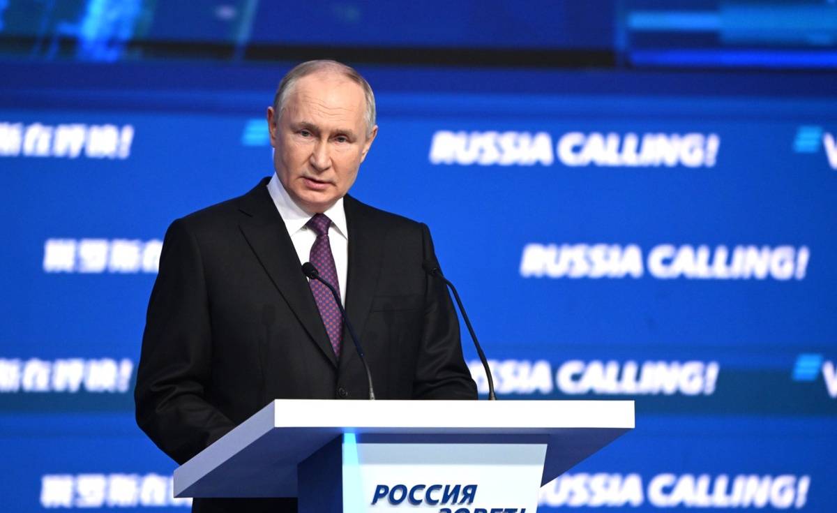 Нынешние полномочия Владимира Путина на посту главы государства истекают 7 мая 2024 года.