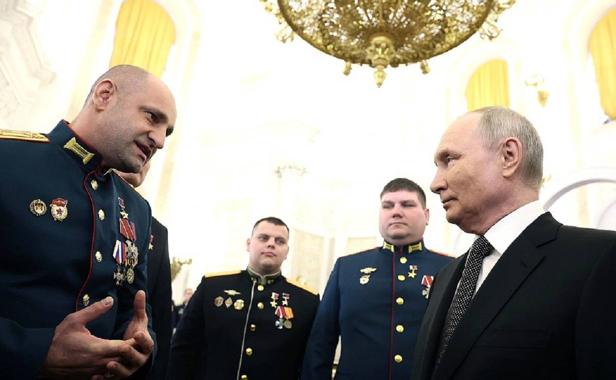 О своём согласии участвовать в президентских выборах Владимир Путин объявил после церемонии вручения медалей «Золотая звезда» Героям России.
