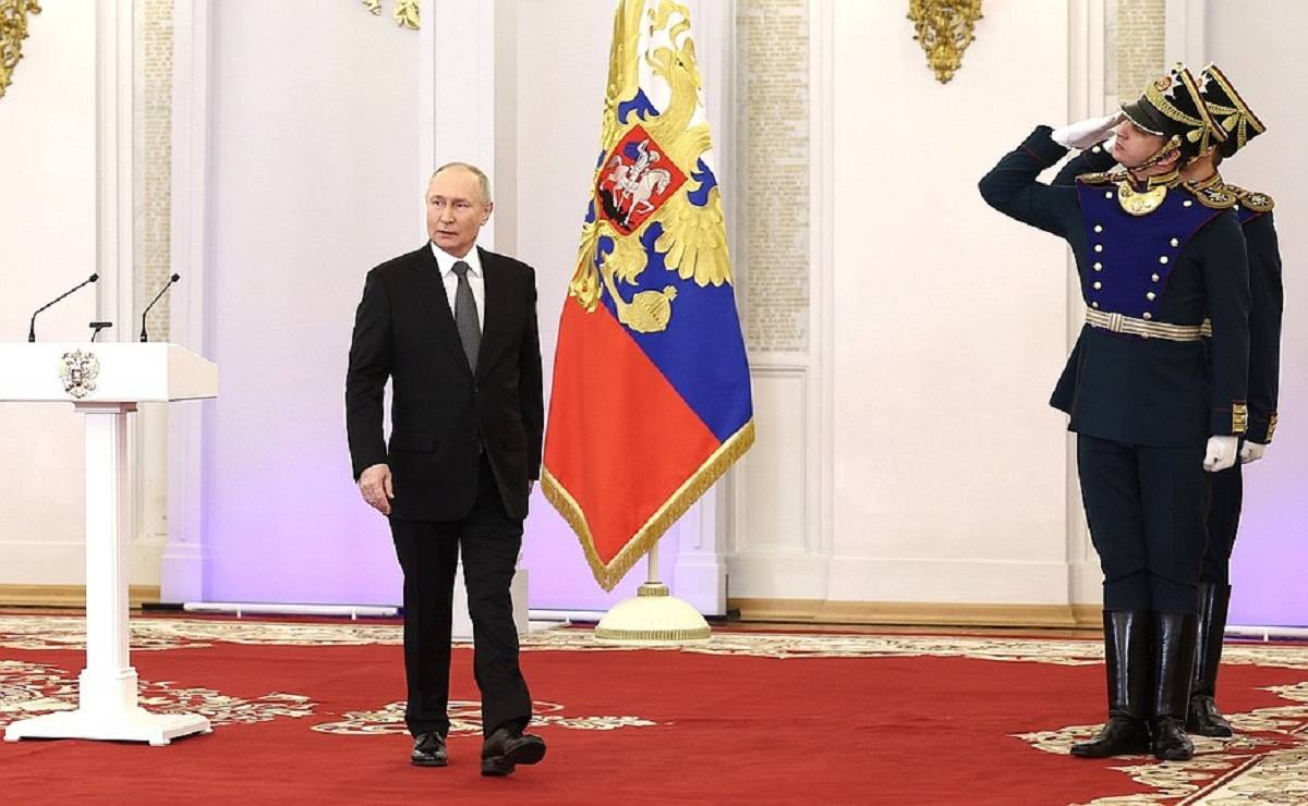 Нынешние полномочия Владимира Путина на посту главы государства истекают 7 мая 2024 года.