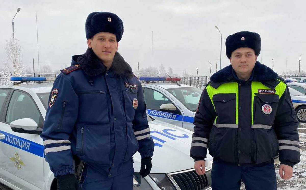 К инспекторам ДПС обратились жители Новгородского района: их ребёнок проглотил игрушку и начал задыхаться.