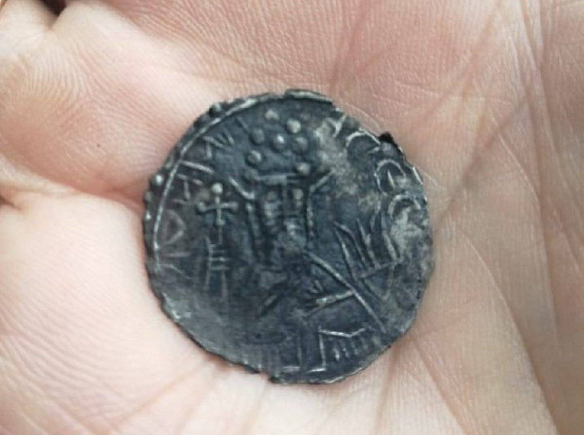 Сребреник князя Владимира Святославича – вторая монета такого типа, найденная за всю историю раскопок в Великом Новгороде.