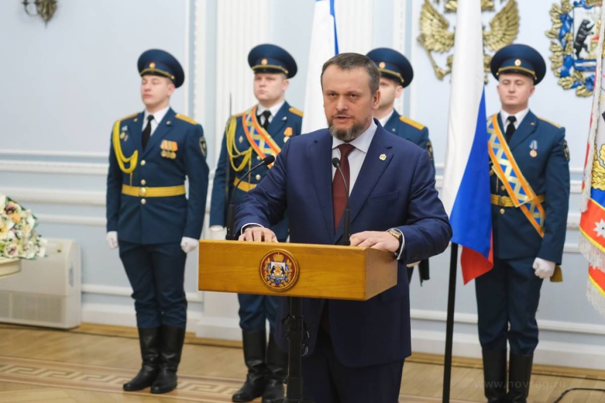 В День Конституции 30 жителям Новгородской области губернатор Андрей Никитин вручил государственные и областные награды.