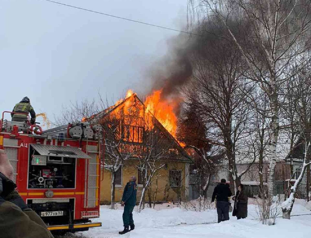 В Старой Руссе спасатели потушили пожар в частном жилом доме на улице Минеральной.
