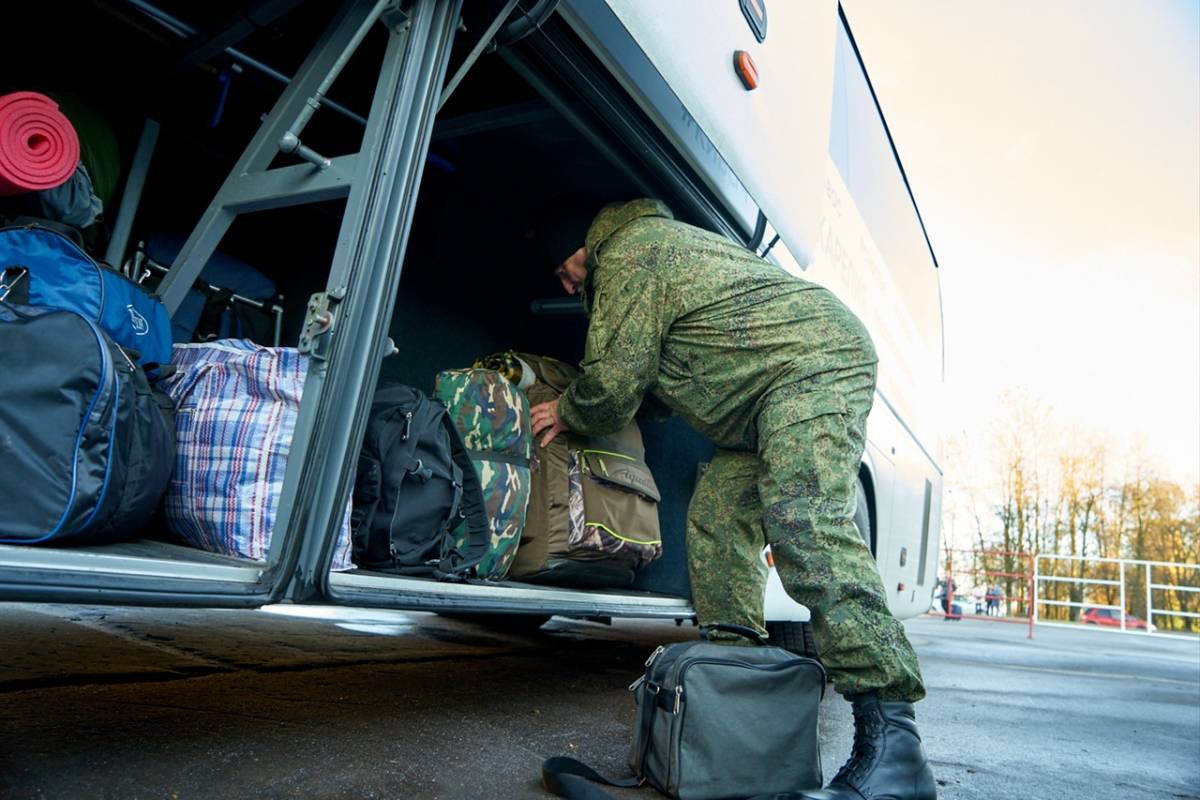 Ежедневно 1,5 тысячи российских мужчин поступают на службу в Вооружённые силы России.